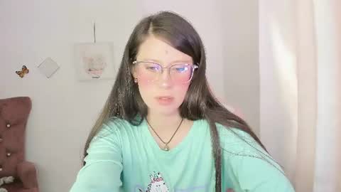 Snapshot of zooeybelair chatting on 06/18/26, 03:27 Alicie online show from 06/18/26, 03:27