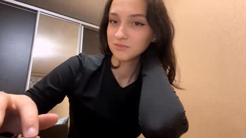 Snapshot of zoraidaartale chatting on 12/17/25, 02:23 Lisa online show from 12/17/25, 02:23