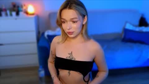 Snapshot of zuzzixx chatting on 11/07/25, 06:35 zuzzixx online show from 11/07/25, 06:35