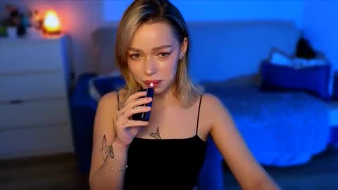 Snapshot of zuzzixx chatting on 11/10/25, 06:23 zuzzixx online show from 11/10/25, 06:23