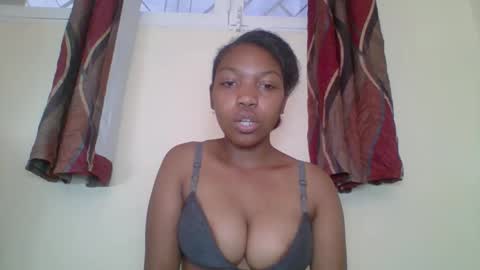 Snapshot of zyraelle_01 chatting on 04/22/26, 07:11 zyraelle_01 online show from 04/22/26, 07:11