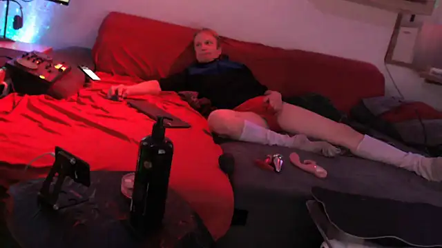 Snapshot of davidgntxxxxx chatting on 12/04/25, 07:11 davidgntxxxxx online show from 12/04/25, 07:11