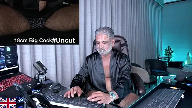 Snapshot of OnlineBossUK chatting on 07/16/26, 04:35 OnlineBossUK online show from 07/16/26, 04:35