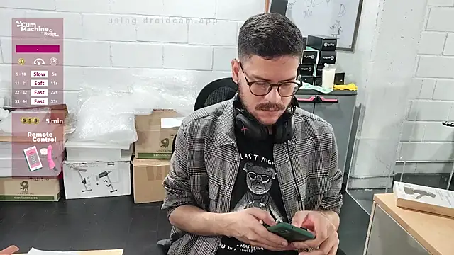 Snapshot of AndyHepburn chatting on 10/03/25, 01:41 AndyHepburn online show from 10/03/25, 01:41