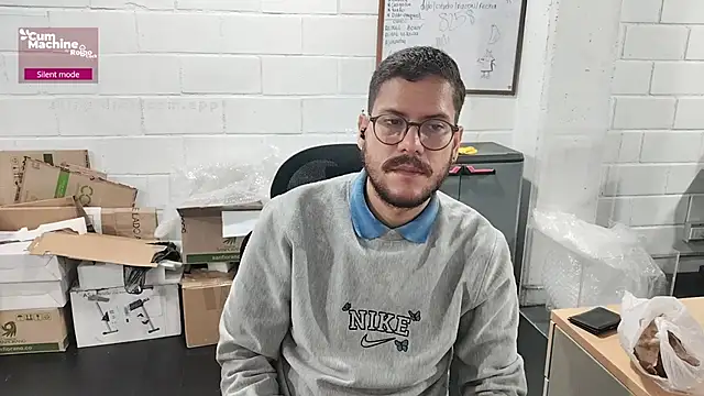 Snapshot of AndyHepburn chatting on 10/10/25, 01:32 AndyHepburn online show from 10/10/25, 01:32