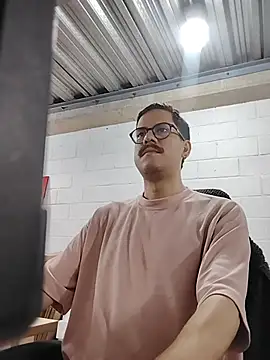 Snapshot of AndyHepburn chatting on 10/17/25, 01:46 AndyHepburn online show from 10/17/25, 01:46