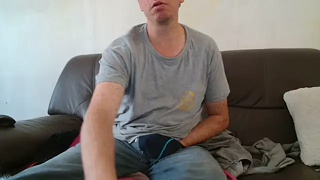 Snapshot of cloupefun chatting on 09/19/25, 11:33 cloupefun online show from 09/19/25, 11:33