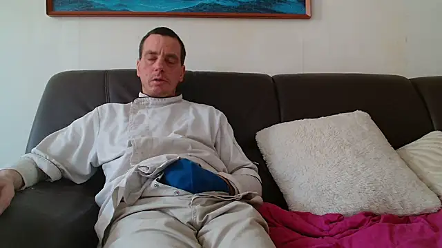 Snapshot of cloupefun chatting on 01/18/26, 01:48 cloupefun online show from 01/18/26, 01:48