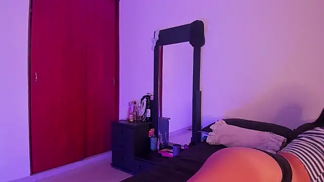 Snapshot of little_kayla_ chatting on 02/05/25, 04:16 little kayla online show from 02/05/25, 04:16