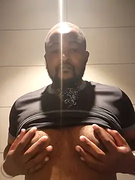 Snapshot of douksm chatting on 03/07/25, 08:45 douksm online show from 03/07/25, 08:45