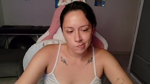 Snapshot of MommyMiaWs chatting on 06/12/26, 05:12 MommyMiaWs online show from 06/12/26, 05:12