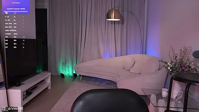 Snapshot of anniehillofficial chatting on 01/15/25, 07:55 anniehillofficial online show from 01/15/25, 07:55