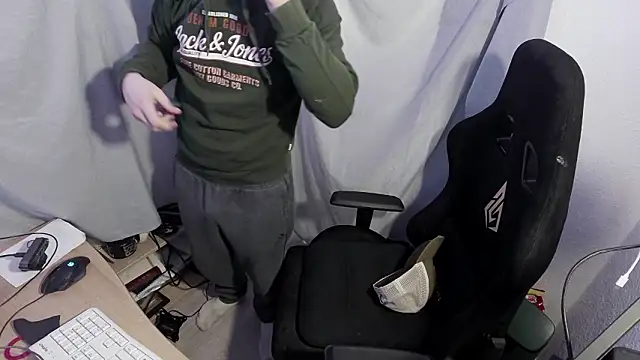 Snapshot of FunBoyPassiv chatting on 03/17/26, 07:39 FunBoyPassiv online show from 03/17/26, 07:39