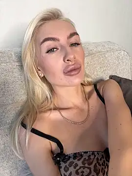 Mia Roxie online show from 10/21/25, 10:38