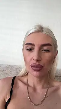 Mia Roxie online show from 10/25/25, 02:52