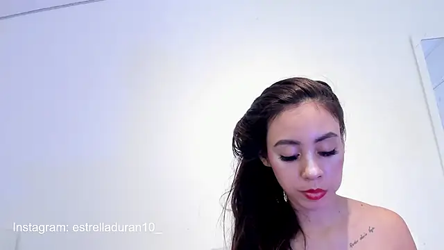 Snapshot of Estrella_Duran chatting on 12/17/24, 10:54 Estrella Duran online show from 12/17/24, 10:54