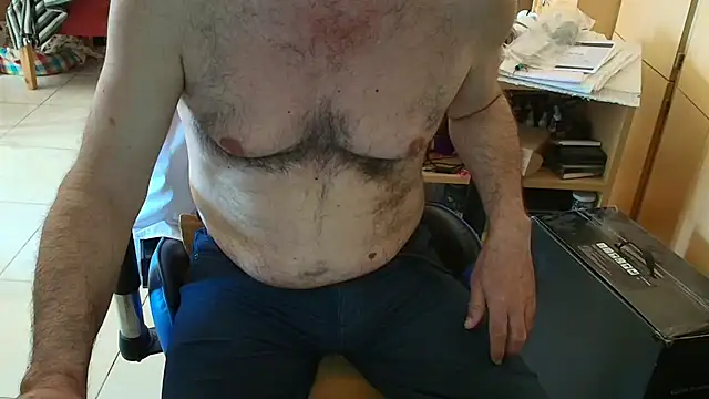 Snapshot of angelgarcia269 chatting on 11/11/25, 12:05 angelgarcia269 online show from 11/11/25, 12:05