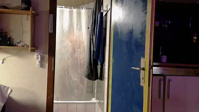 Snapshot of Cridere chatting on 12/15/25, 03:49 Cridere online show from 12/15/25, 03:49