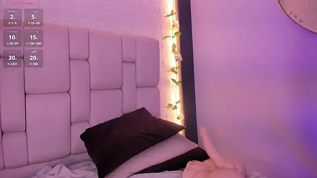 Snapshot of emma_woods_ chatting on 12/19/24, 03:30 emma woods online show from 12/19/24, 03:30