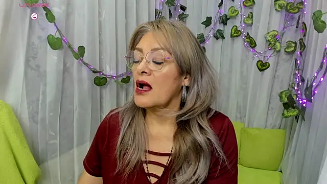 Snapshot of RebeccaThompson chatting on 11/30/25, 05:11 RebeccaThompson online show from 11/30/25, 05:11