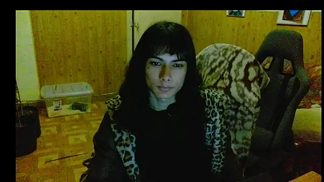 Snapshot of calliemaggotbone chatting on 12/21/25, 02:19 calliemaggotbone online show from 12/21/25, 02:19