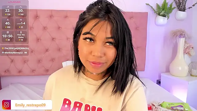 Snapshot of Emily_restrepo chatting on 02/13/25, 08:27 Emily restrepo online show from 02/13/25, 08:27