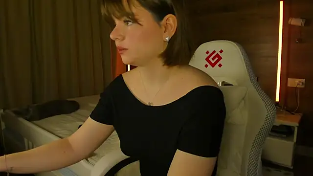 Snapshot of Elizabeth_Hottie_ chatting on 03/19/26, 12:25 Elizabeth Hottie online show from 03/19/26, 12:25