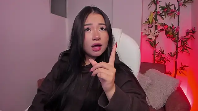 Snapshot of Lulu_Sakura_ chatting on 12/15/24, 10:39 Lulu Sakura online show from 12/15/24, 10:39