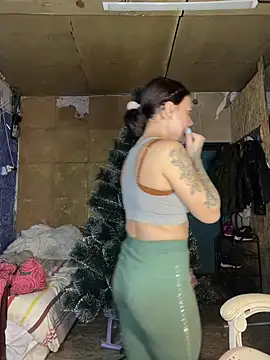 Snapshot of Jess_honey chatting on 12/17/24, 01:27 Jess honey online show from 12/17/24, 01:27