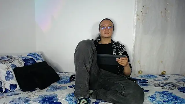 Snapshot of monkeywillwhite chatting on 03/06/26, 04:42 monkeywillwhite online show from 03/06/26, 04:42