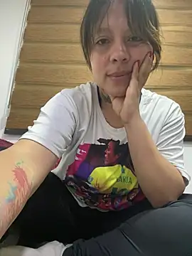 Snapshot of Bruja_lu chatting on 01/18/25, 11:22 Bruja lu online show from 01/18/25, 11:22