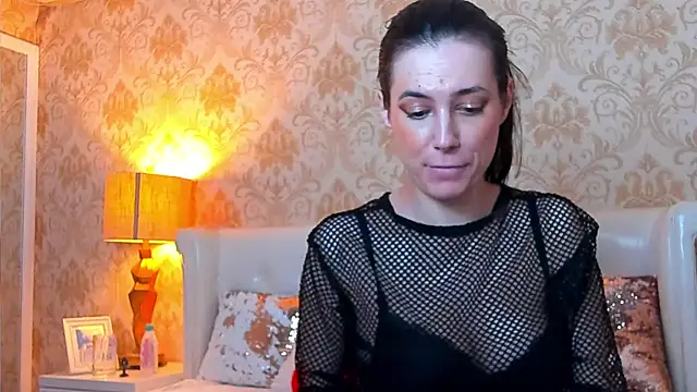 JuliaHunts online show from 06/10/26, 10:47