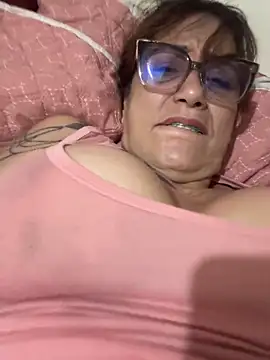 Snapshot of lonely_shewolf chatting on 10/25/25, 03:25 lonely shewolf online show from 10/25/25, 03:25