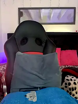 Snapshot of lonely_shewolf chatting on 11/26/25, 04:08 lonely shewolf online show from 11/26/25, 04:08