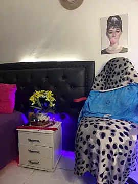 Snapshot of lonely_shewolf chatting on 12/15/25, 04:00 lonely shewolf online show from 12/15/25, 04:00