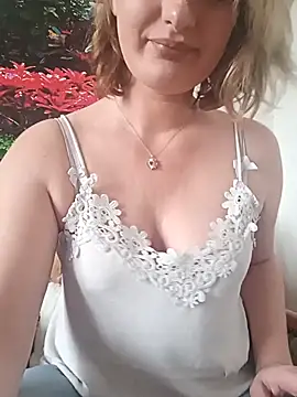 Snapshot of marilynecoquine chatting on 01/19/26, 12:53 marilynecoquine online show from 01/19/26, 12:53