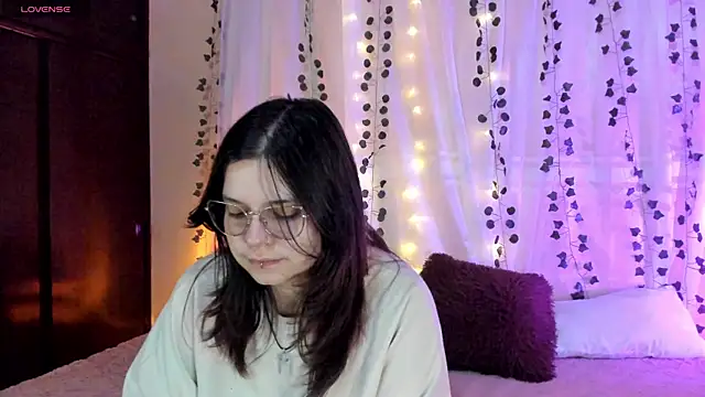 Snapshot of Mey_moon chatting on 12/11/24, 08:18 Mey moon online show from 12/11/24, 08:18