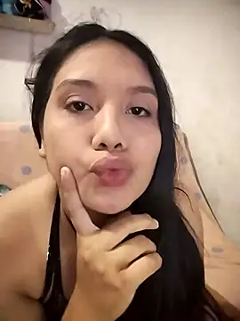 Snapshot of Lesliemilk5 chatting on 12/18/25, 01:33 Lesliemilk5 online show from 12/18/25, 01:33