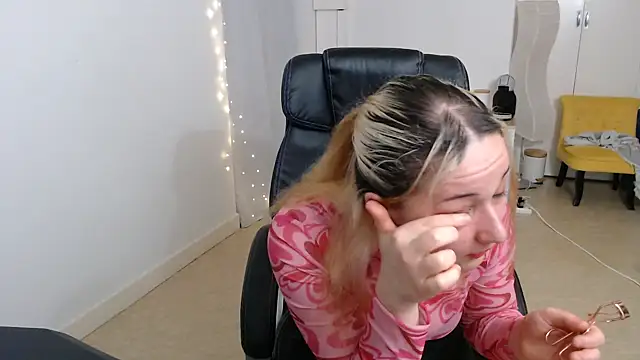 Crystal-dreamt online show from 10/14/25, 05:41