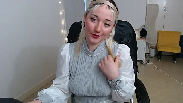 Crystal-dreamt online show from 10/15/25, 07:52