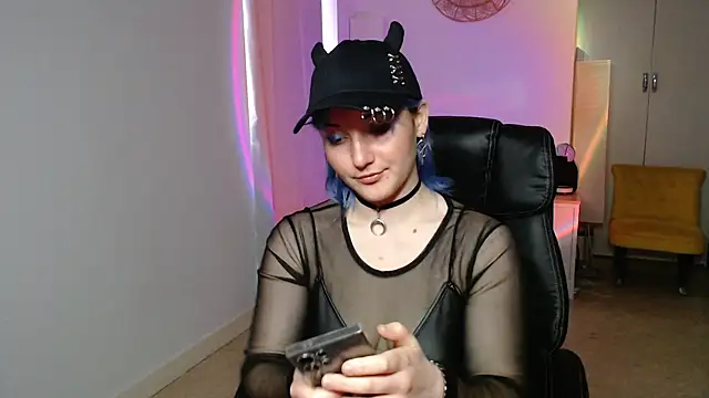 Crystal-dreamt online show from 11/05/25, 01:22