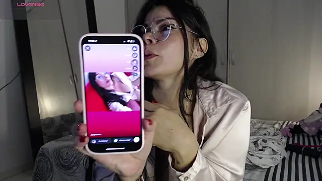 Snapshot of cristal_sexybody chatting on 10/20/25, 04:51 cristal sexybody online show from 10/20/25, 04:51