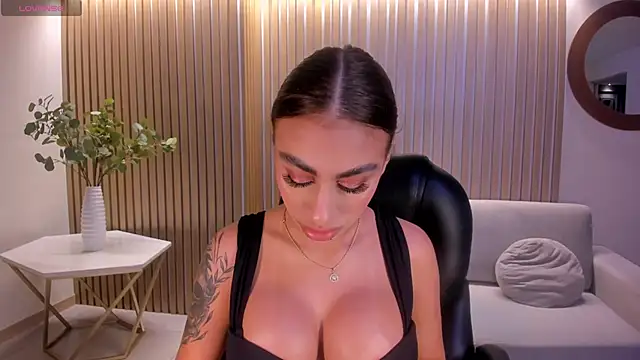 Snapshot of DannaCruz chatting on 11/25/25, 07:14 DannaCruz online show from 11/25/25, 07:14