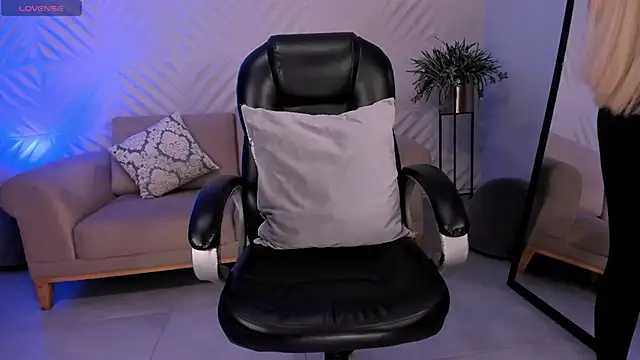 Snapshot of SophiePalmer chatting on 03/01/25, 01:51 SophiePalmer online show from 03/01/25, 01:51