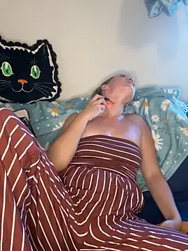 SkyelarSommer online show from 10/16/25, 04:52