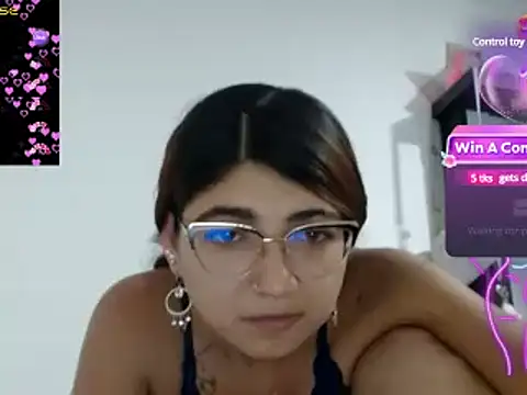 Snapshot of esteni chatting on 12/14/24, 04:45 esteni online show from 12/14/24, 04:45