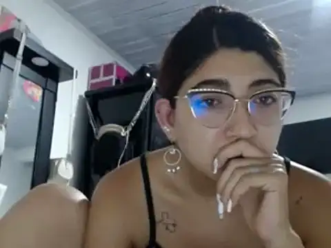 Snapshot of esteni chatting on 12/16/24, 02:36 esteni online show from 12/16/24, 02:36