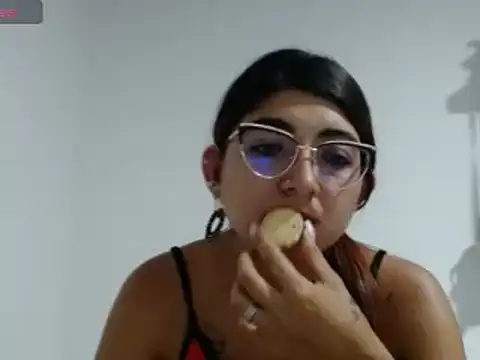 Snapshot of esteni chatting on 02/22/25, 04:18 esteni online show from 02/22/25, 04:18