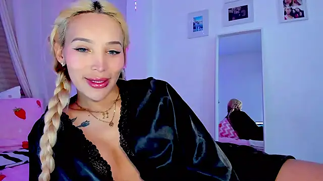 Snapshot of _viioletweekend_ chatting on 02/18/26, 08:16 viioletweekend online show from 02/18/26, 08:16