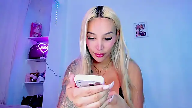 Snapshot of _viioletweekend_ chatting on 03/11/26, 07:42 viioletweekend online show from 03/11/26, 07:42